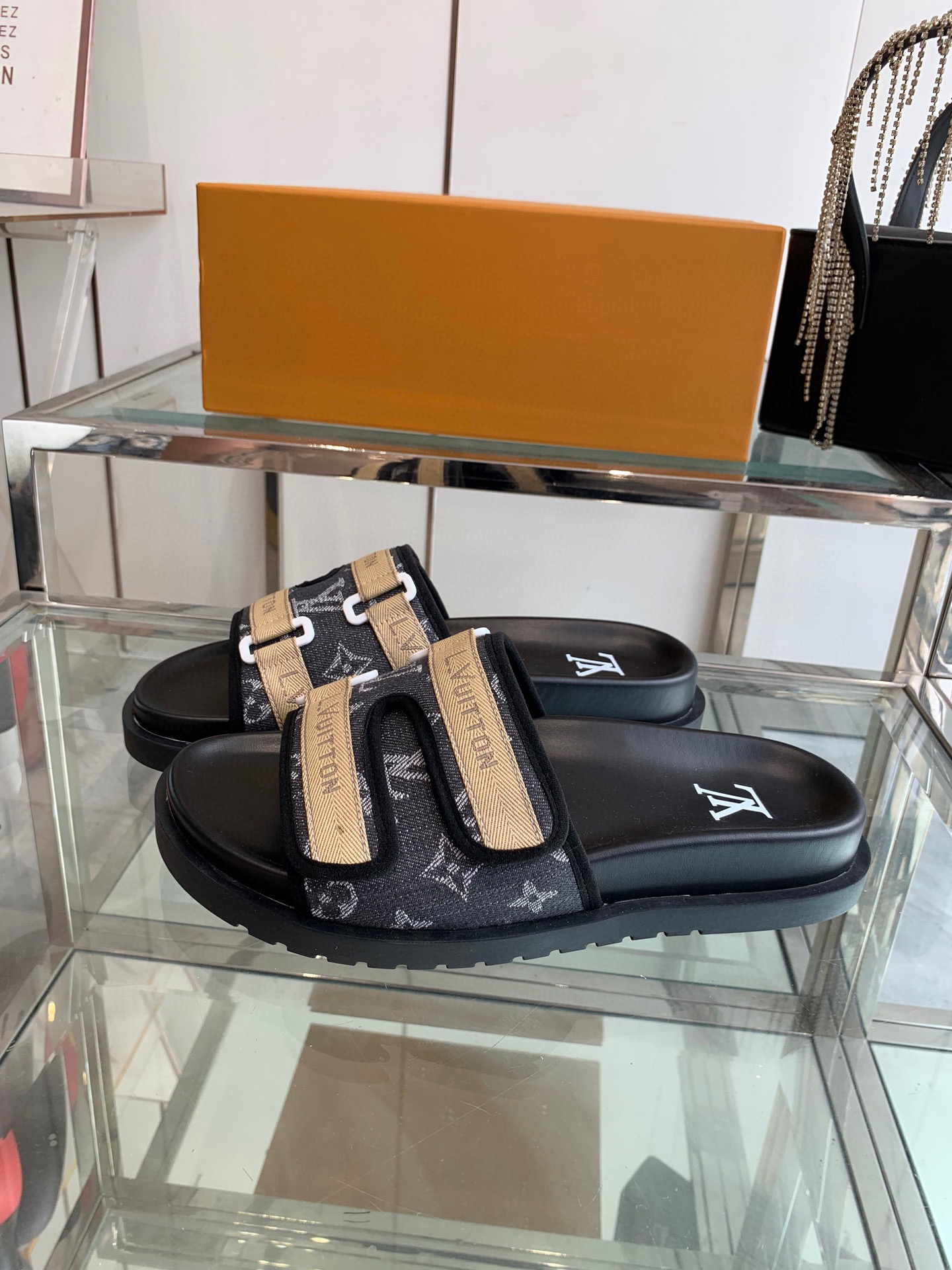 루이비통 남여 공용 슬리퍼