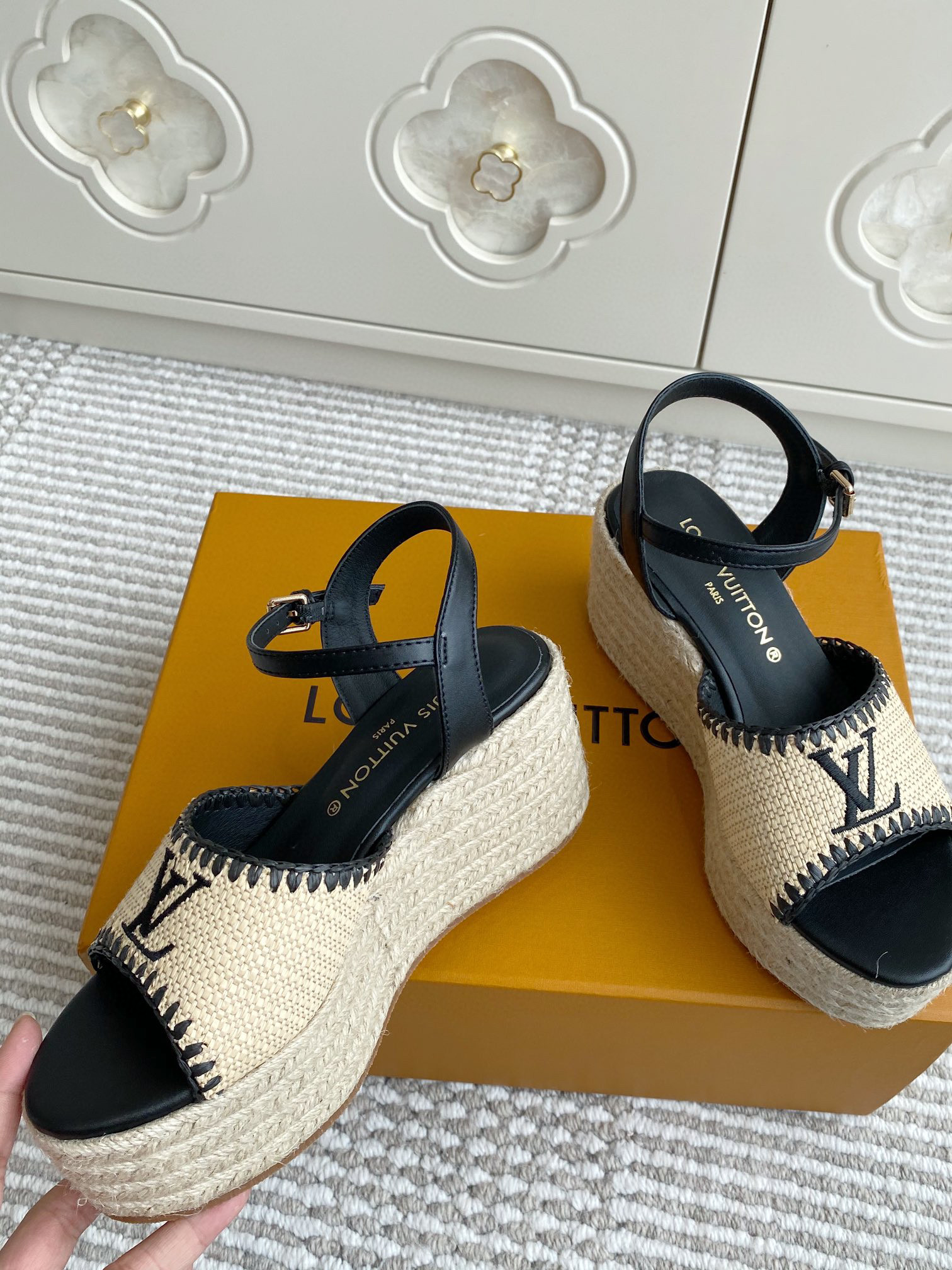 루이비통 여자 샌들 7.5cm