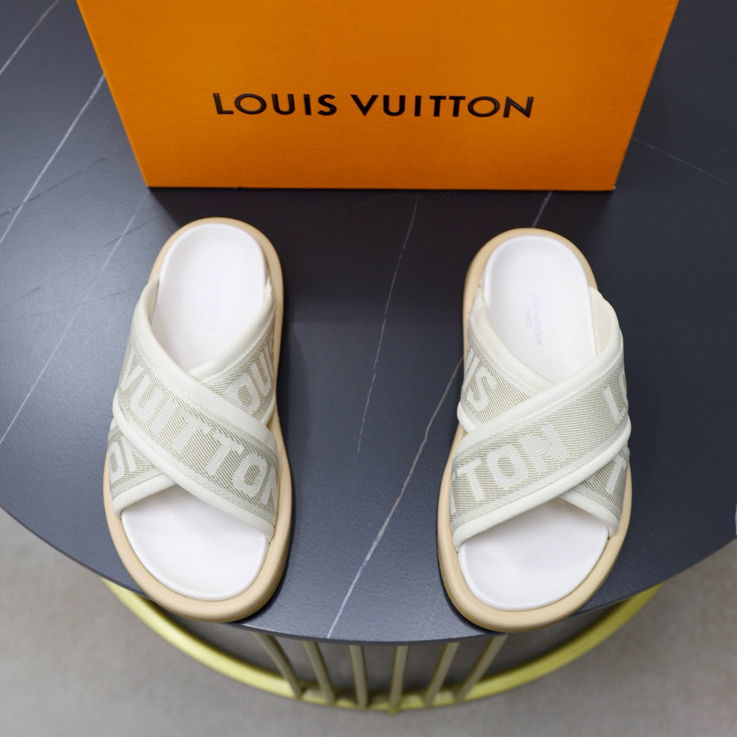 루이비통 남녀공용 슬리퍼