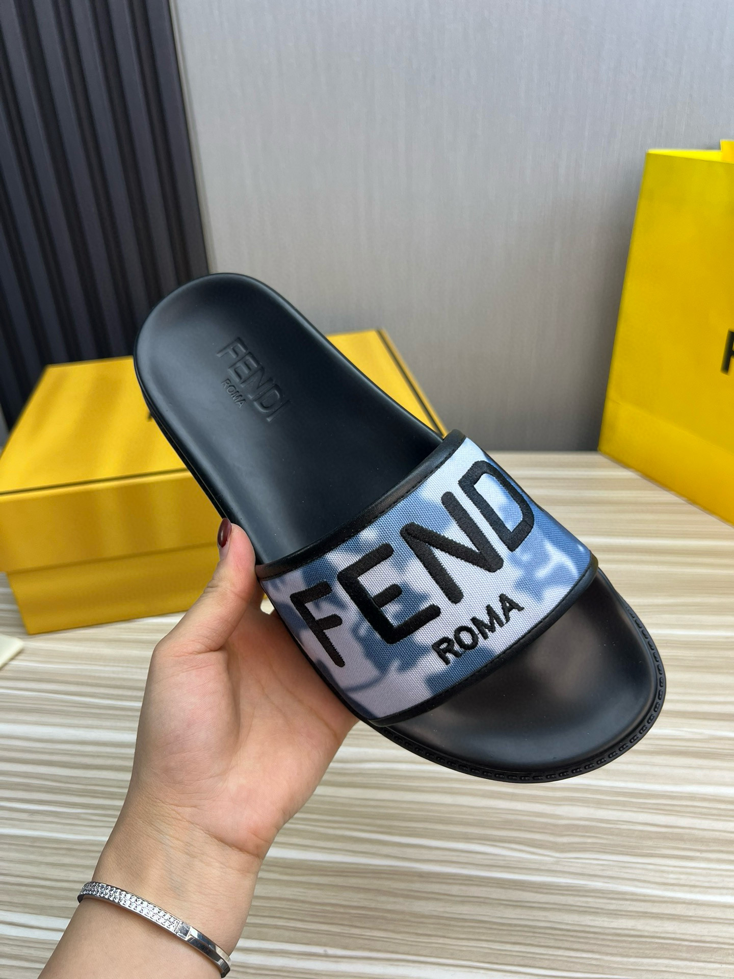 펜디 남자 슬리퍼
